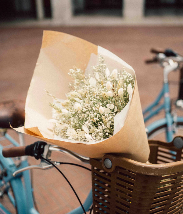 Un bouquet de fleurs séchées pour fêter le presque printemps • Plumetis Magazine Un bouquet de fleurs séchées pour fêter le presque printemps • Plumetis Magazine