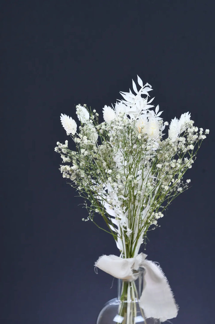 bouquet de fleurs séchées blanches et verte, créer par Marion de Fleurs en Cage