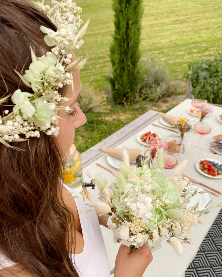 Bouquet de mariée: hortensias blancs et longs rubans Bouquet de mariée: hortensias blancs et longs rubans